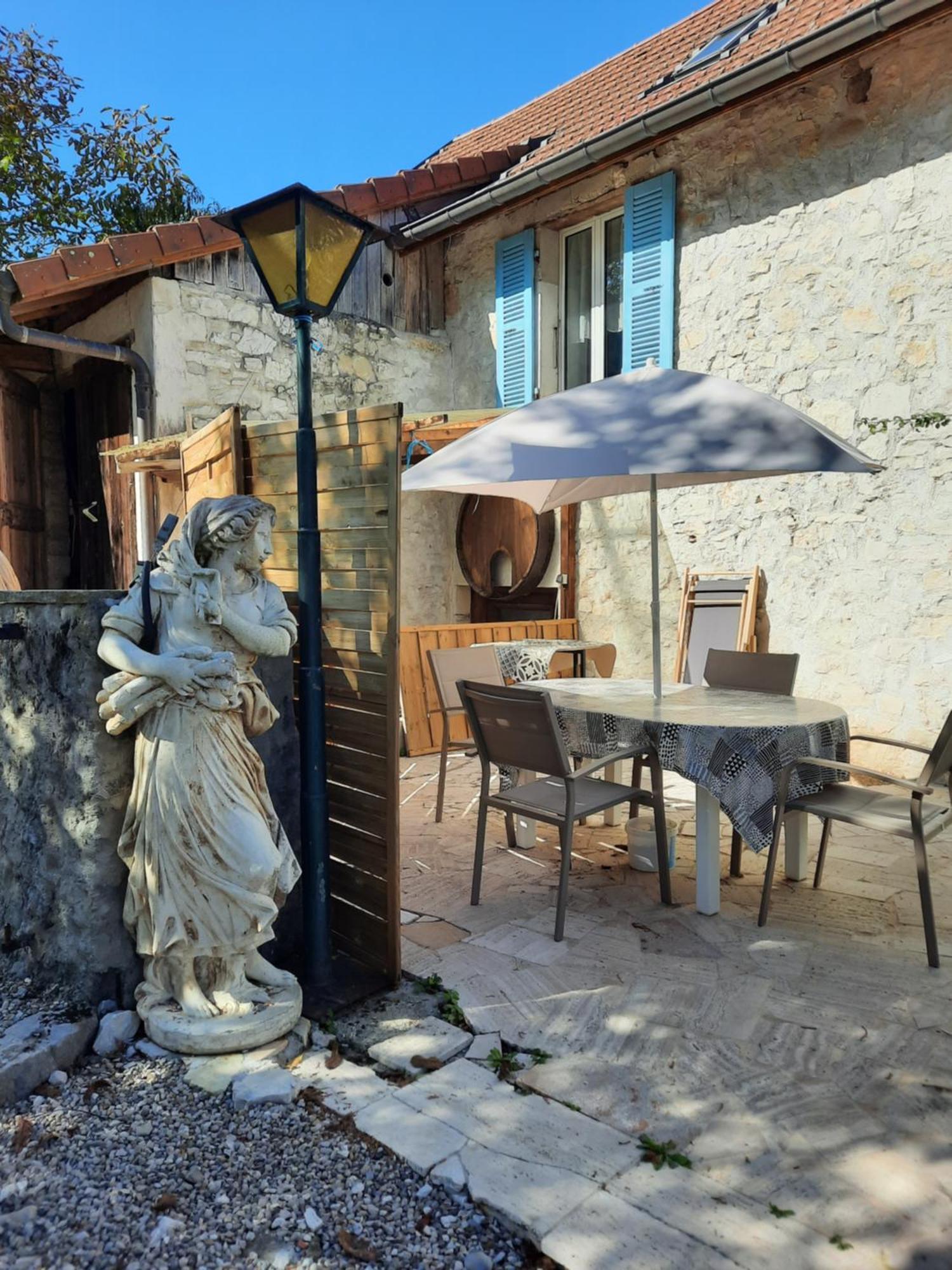 Gite Des 2 Lions Murs-et-Gelignieux Exterior foto